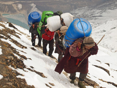 Manaslu 2011 / Nosiči ze Samagaunu. Pečlivě navážené náklady. Striktně dáno max. 20 kilo. Máš-li více, platíš. Zde mají monopol pouze místní. Nikdo jiný nemůže jejich práci zastat. Nechť vesnice prosperuje.