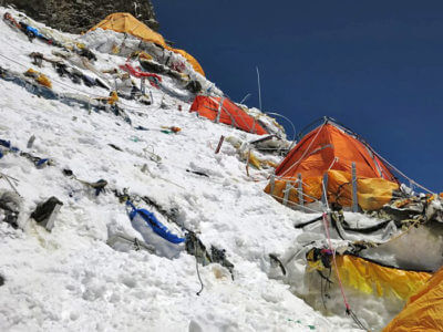 K2 2014 / Výškové tábory na K2 nepatří k těm nejpohodlnějším místům, kde můžete přespat. Moc prostoru tam není a vítr většinou fičí mnoho.