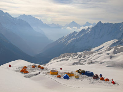 Manaslu 2011 / Základní tábor je ve výšce Mt. Blancu cca 4 800 m. Stačí popojít kousek nad něj a máme ho jako na dlani. Cesta do prvního výškového tábora moc neubíhá.