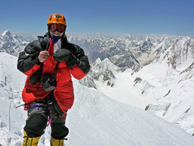 Gasherbrum 2009 / Vrchol mé první osmitisícovky Gasherbrum I. Kosa. Fičí. Foto a rychle dolů. I když raději jsem měl jít pomaleji :-( Ten pád bych již opakovat nechtěl.