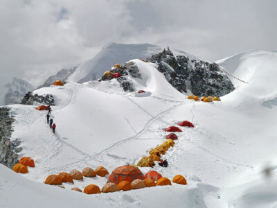 Cho Oyu 2016 / První výškový tábor – 6100 m. Hodně stanů. Ale vlezli jsme se někam.