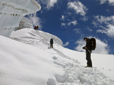 Mera Peak a Ampulapcha Pass 2018 / Mačky jsou povinností. Dokonce se ze sedla i slaňuje. Kdepak to na treku máte.