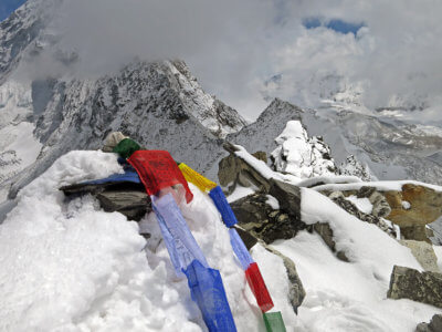 Mera Peak a Ampulapcha Pass 2018 / Povinné modlitební praporky na vrcholku sedla a už jen dlouhý, a to fakt dlouhý sestup do civilizace. Do první lodžie.