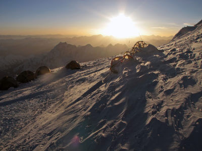 Manaslu 2011 / Brzo ráno někde ve výšce 7400 m. Zbytky stanů v posledním výškovým táboře. Pěkná kosa byla.