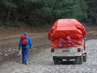 Nejdříve podél či po silnici, ale to se rychle změní a pak si člověk na Annapurna treku může užívat parádní výhledy.